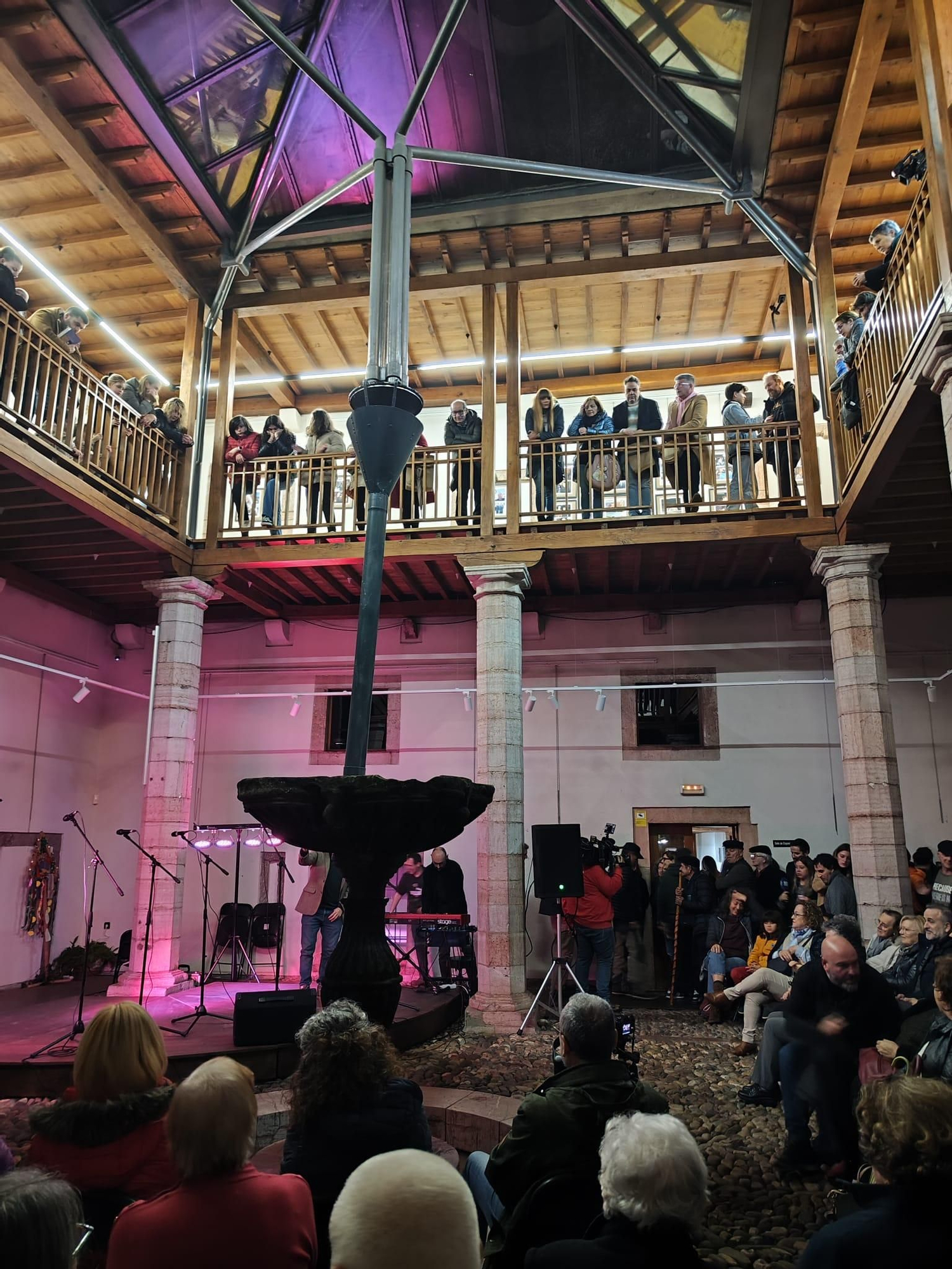 En imágenes, xuntanza moscona en el palacio Miranda-Valdecarzana