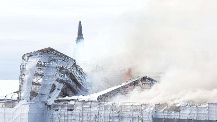 Arde la antigua bolsa de Copenhague por un incendio