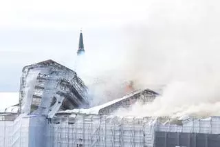 Arde la antigua bolsa de Copenhague por un incendio