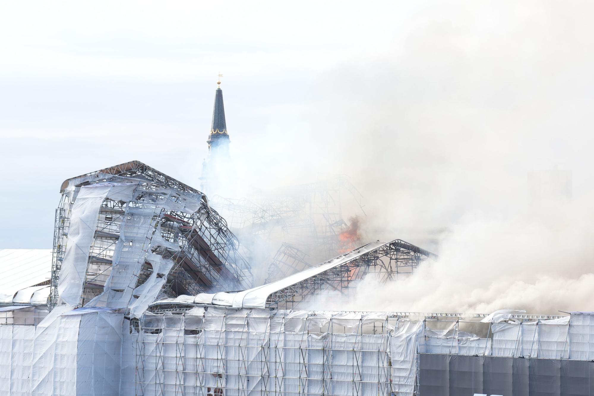 La antigua bolsa de Copenhague envuelta en llamas por un incendio de origen desconocido