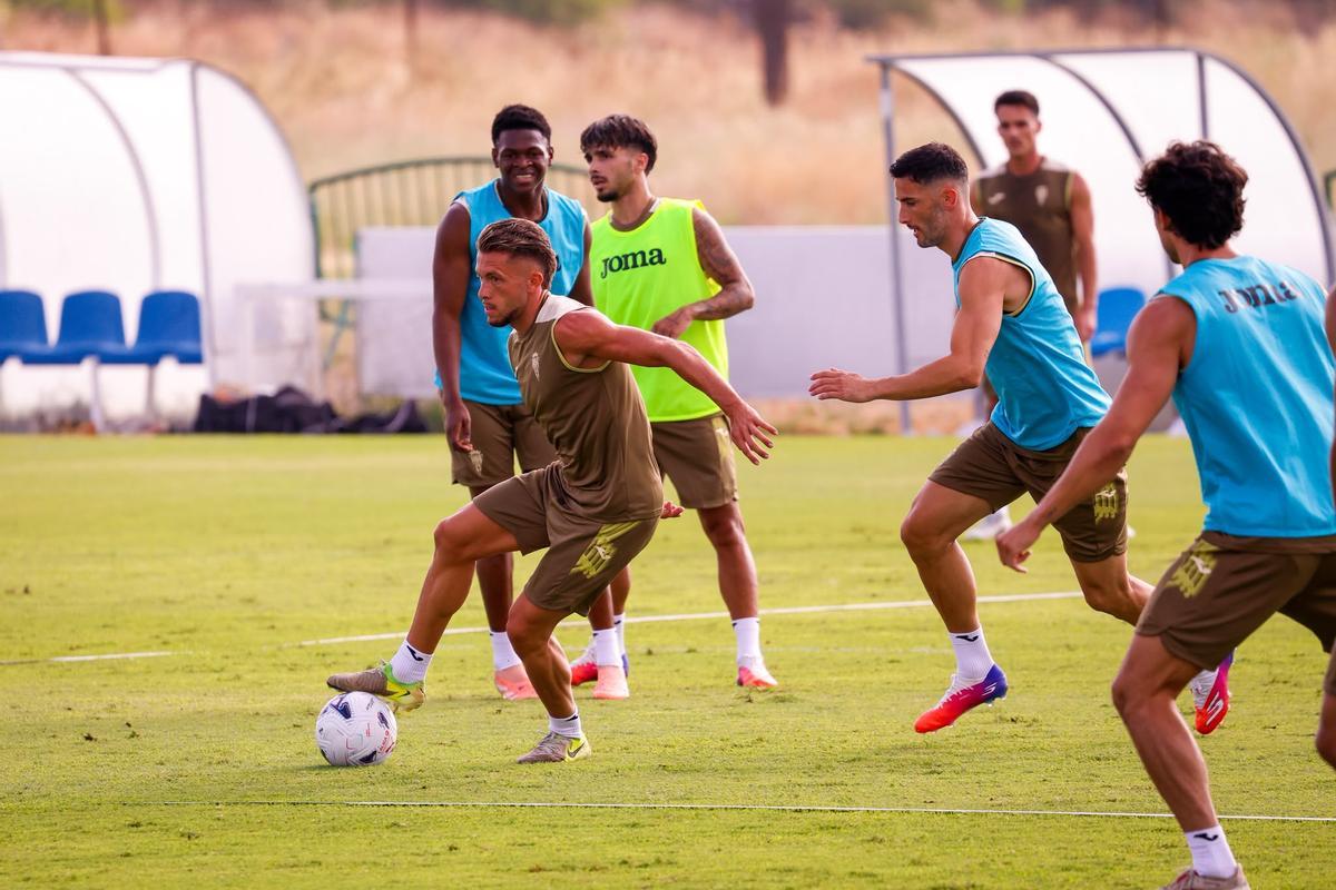 Cientos de aficionados asisten al tercer entrenamiento del Córdoba CF