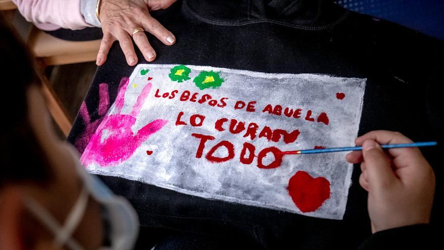 Mayores y niños del barrio de Foners de Palma trabajan y disfrutan juntos: la mezcla perfecta de alegría y cariño