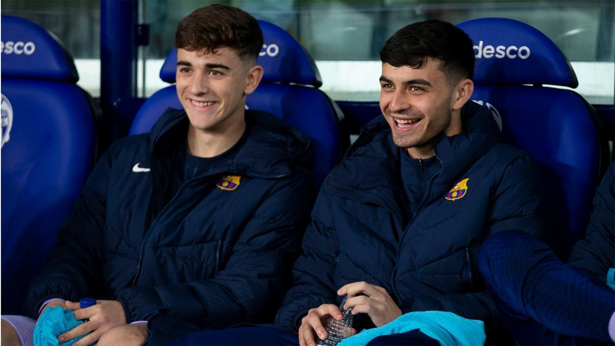 Pedri y Gavi en el banquillo del Barça