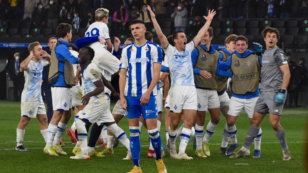 Los jugadores del Dinamo celebran su pase en la tanda de penaltis