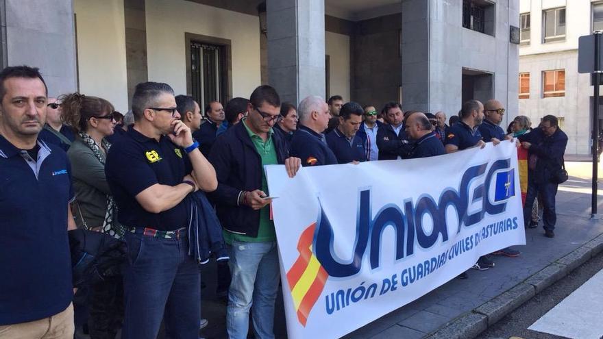 Manifestantes ante la Delegación del Gobierno