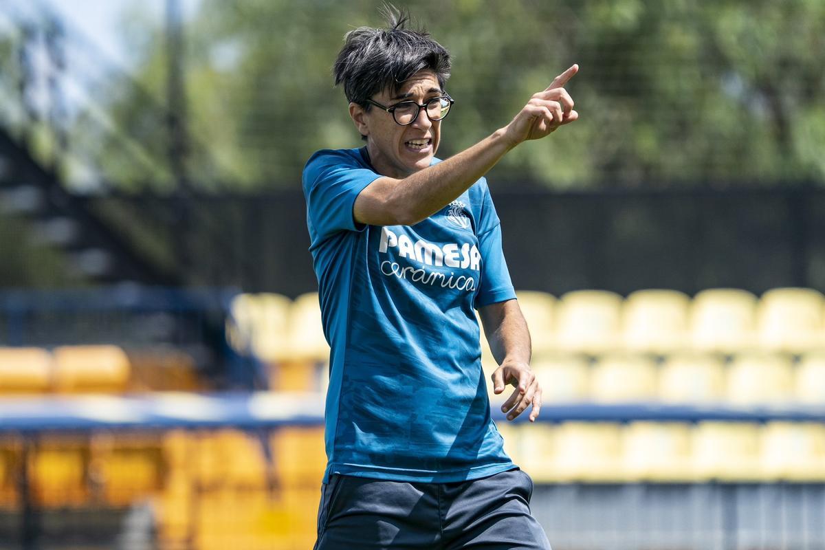 Sara Monforte dirigiendo un entrenamiento del Villarreal Femenino.