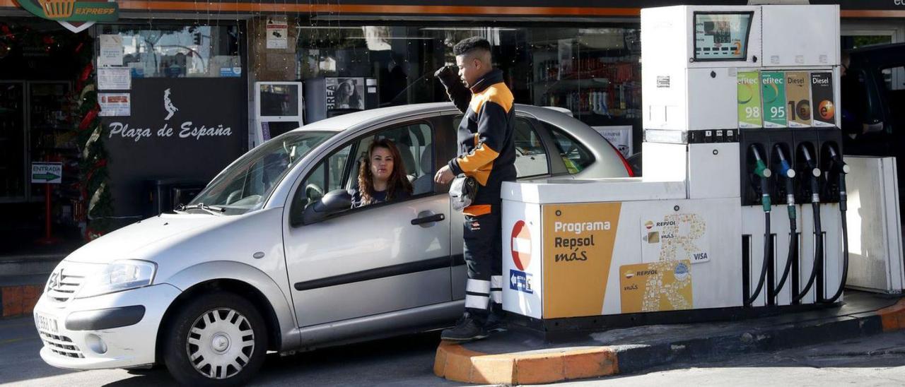 Vehículo repostando en una estación de servicio de Vigo.