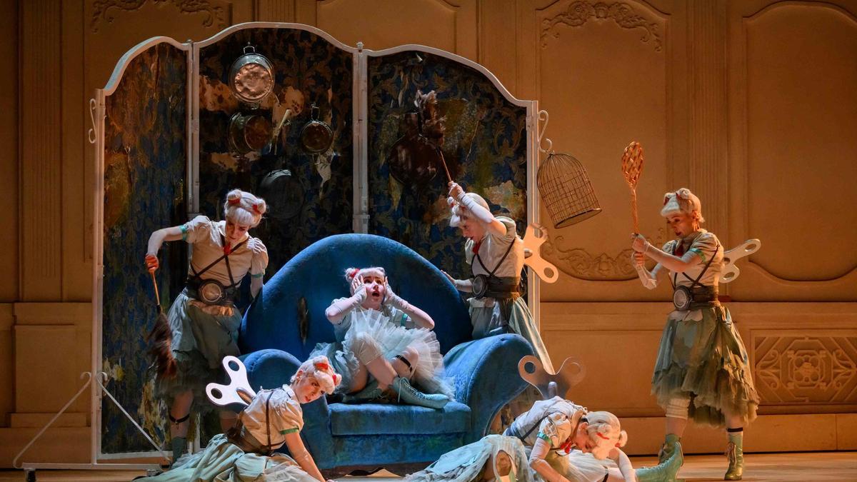 Imágenes de la ópera  ‘La Cenerentola’ de Rossini en el Liceu