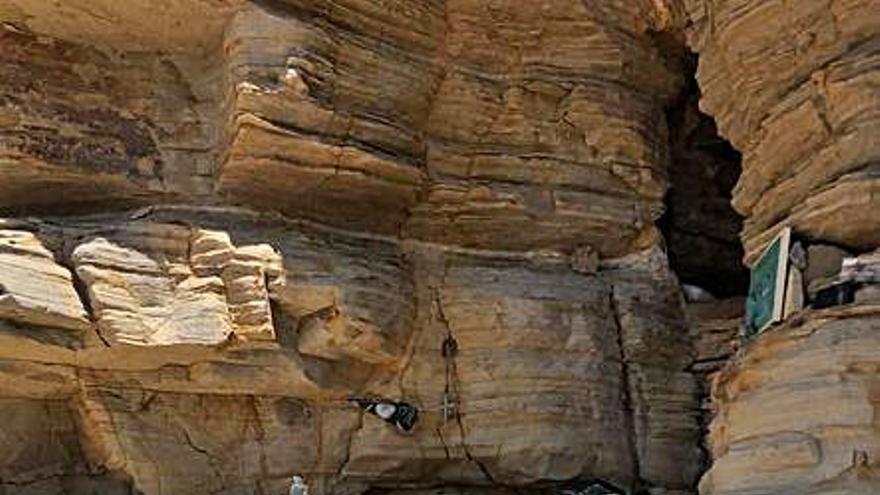 Retirados 360 kilos de basura de una cueva habitada en Punta Galera