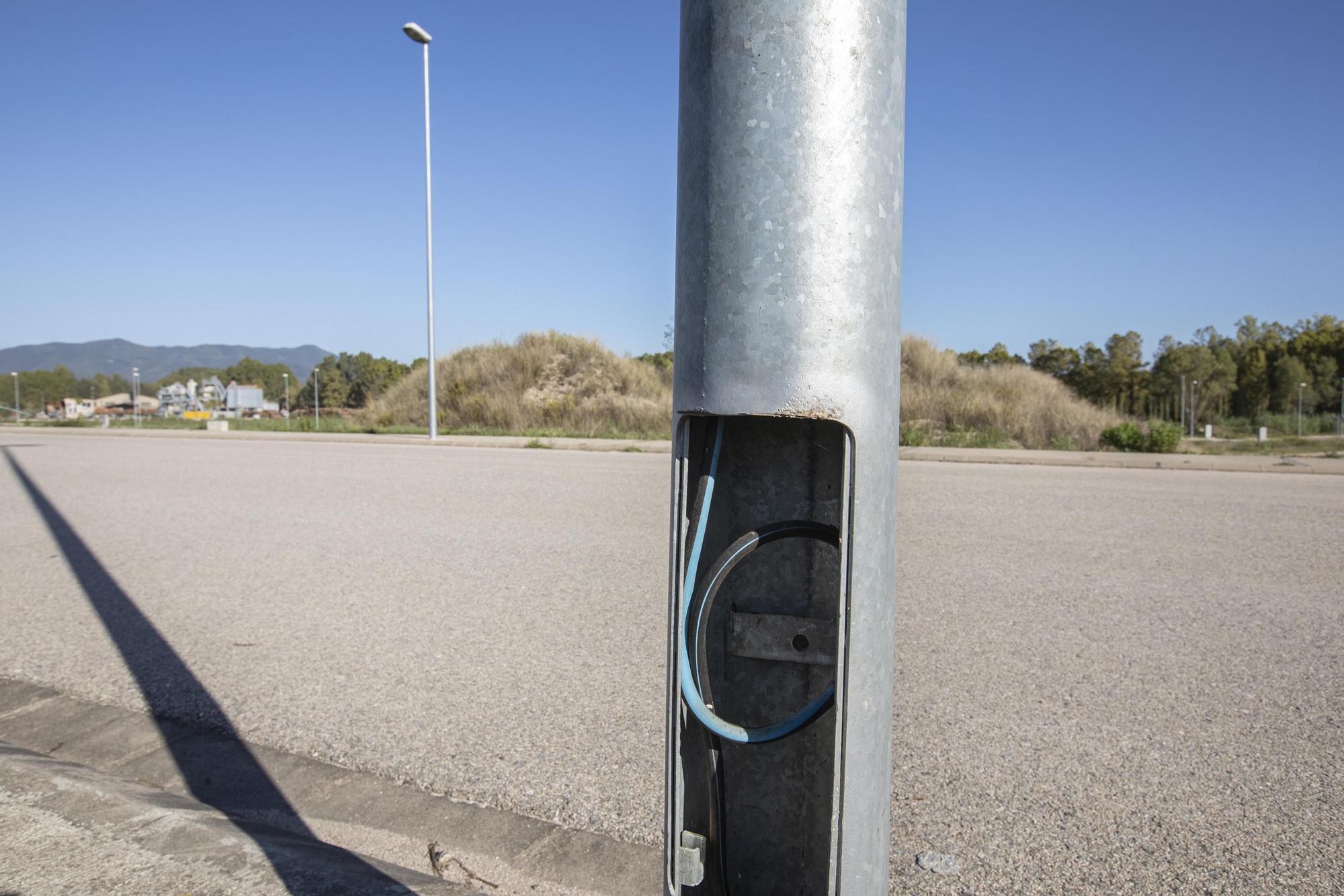 Detenen dos joves a Santa Coloma que han robat el cablejat de l'enllumenat d'un polígon