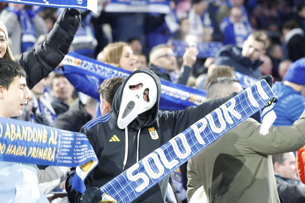 Hinchas azules en la grada del Carlos Tartiere durante el Real Oviedo-Atlético de Madrid
