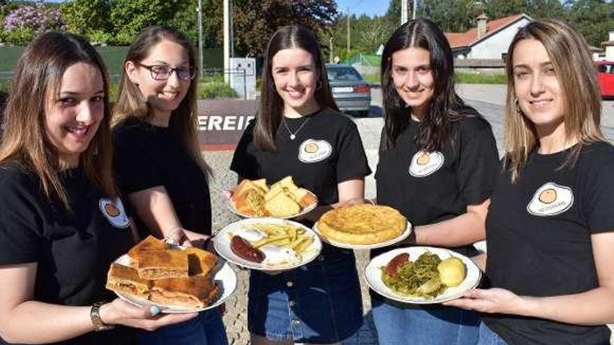 La directiva de la Festa do Ovo: desde la izquierda, Carla Portela, Miriam Vidal, Alba González, Nerea Camiña y María Cruces. // FdV