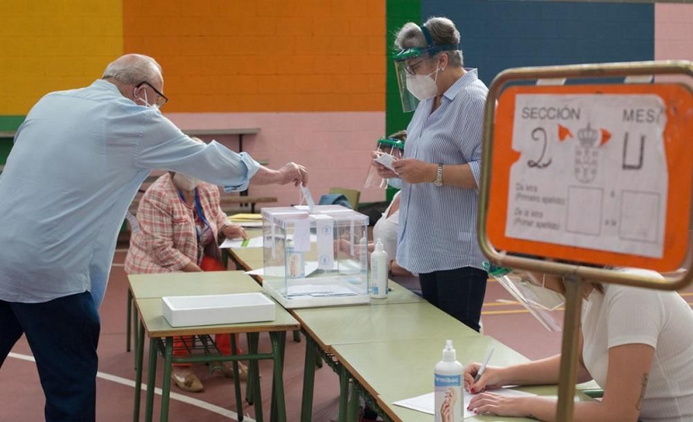 Las imágenes de una jornada tan histórica como atípica en la comunudad gallega. Unos comicios marcados por la pandemia del coronavirus, el calor y el dilema de elegir a quién votar.