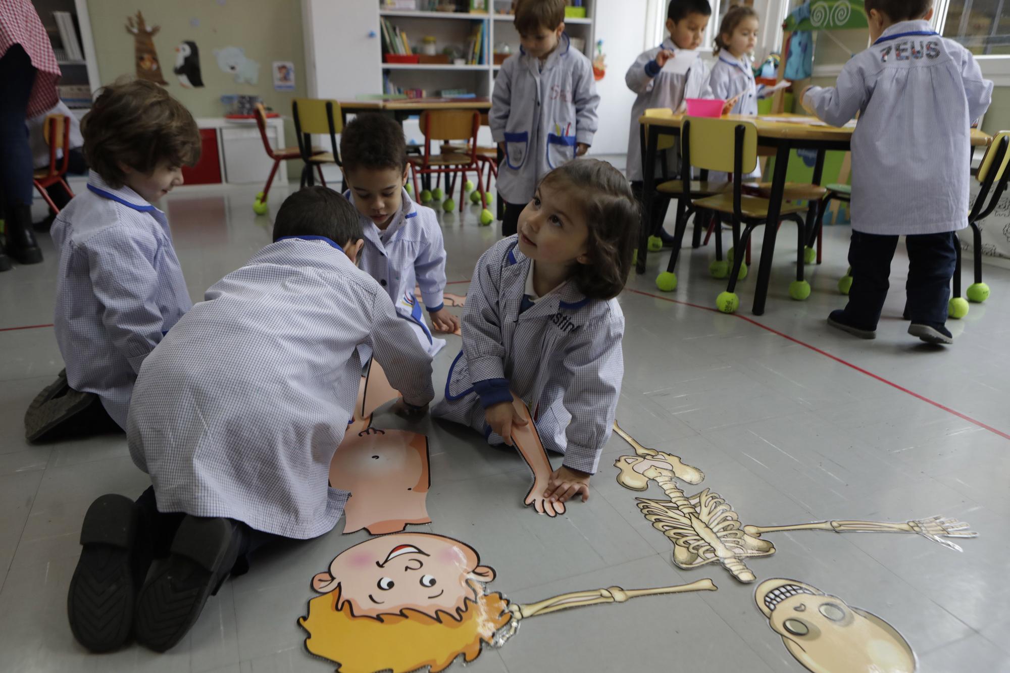 Los alumnos de tres años del colegio Nazaret durante el proyecto de cuidado del cuerpo humano y salud