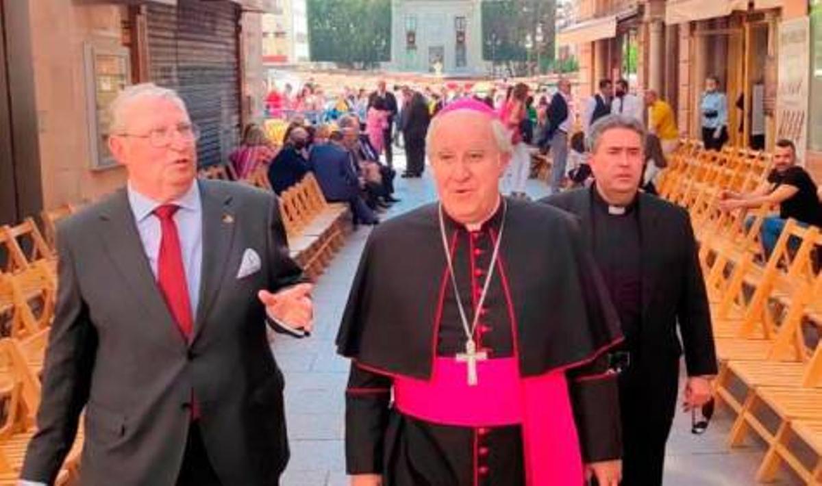 El arzobispo de Sevilla junto al presidente del Consejo de Cofradías en la Carrera Oficial