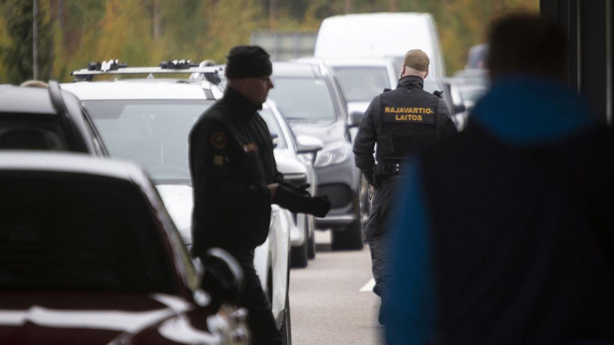 Guardias fronterizos de Finlandia inspeccionan vehículos procedentes de Rusia en el paso de Virolahti, este miércoles.