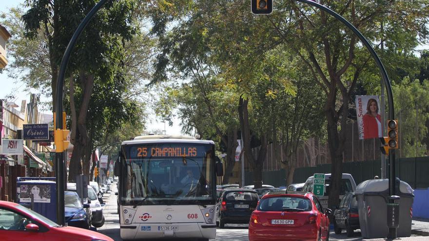 Un autobús de la EMT a su paso por José Calderón, la vía principal de Campanillas.