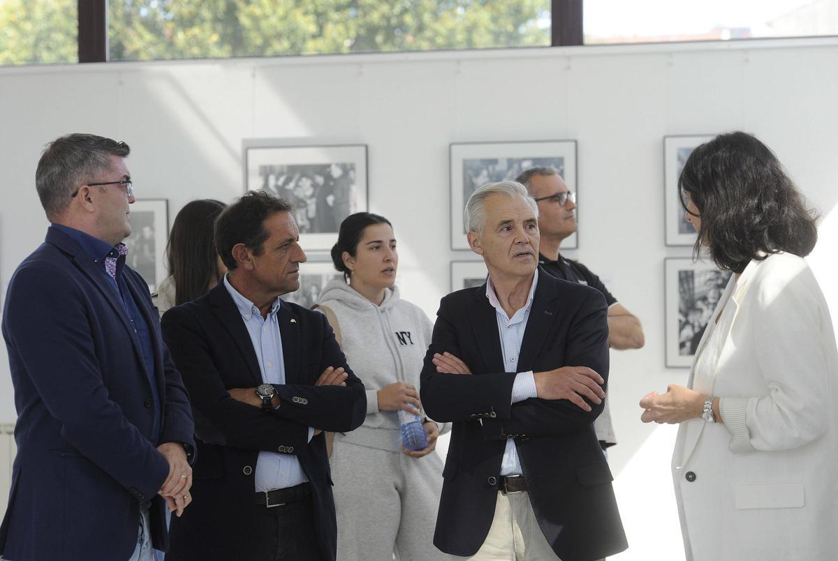Los ediles de Xuntos y el alcalde, Luis Taboada, en una exposición fotográfica en septiembre.