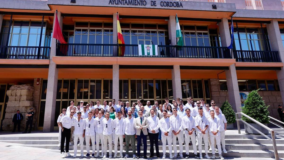 El Córdoba CF visita el Ayuntamiento tras el ascenso