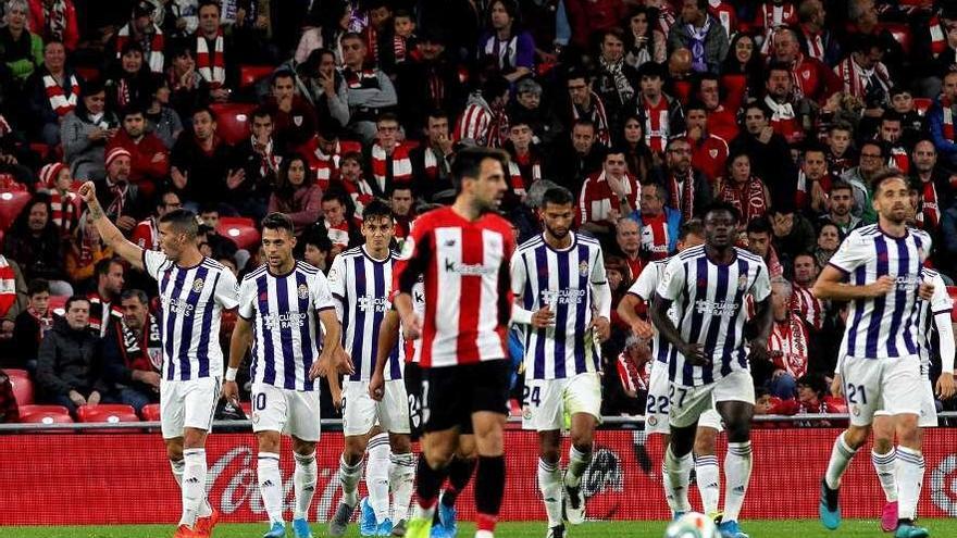 Los jugadores del Valladolid celebran el empate ante la decepción del rojiblanco Beñat. // Efe