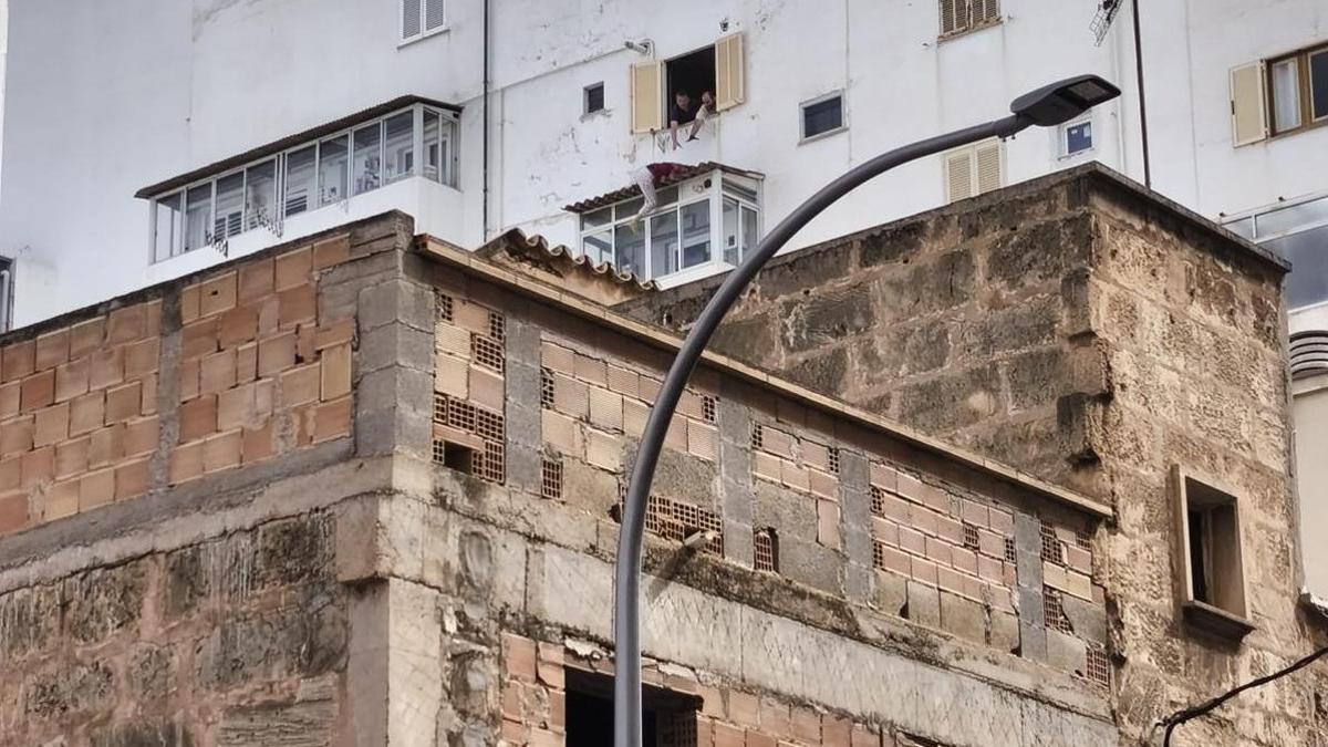 Agentes de la Policía Nacional rescatan a la joven a punto de caerse desde 35 metros en Son Gotleu.