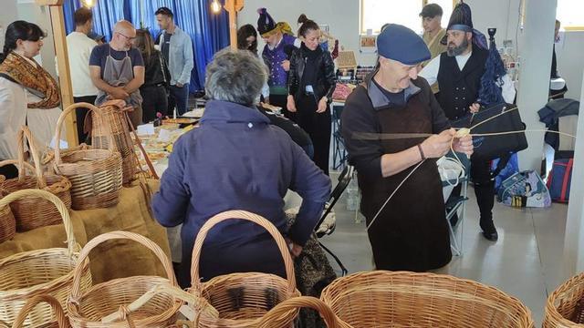 Una Feria Ecoartesá al resguardo en el alto de la plaza de abastos | SANTOS ÁLVAREZ