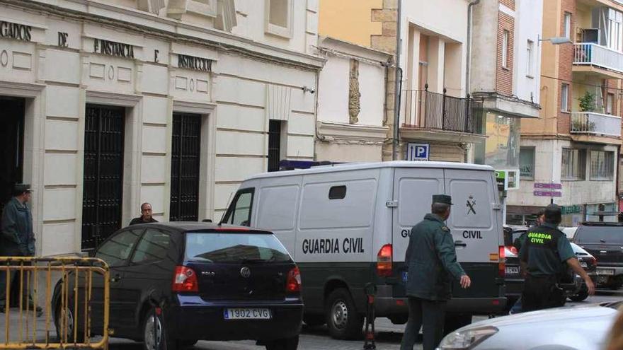 La Guardia Civil sale con presos de la sede de los juzgados de la capital.