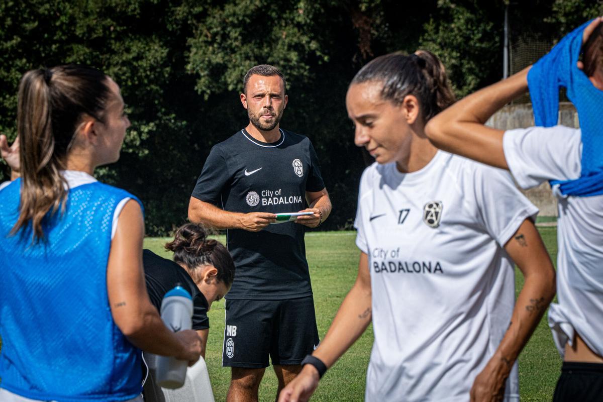 Marc Ballester, entrenador del Badalona Women, durante el entrenamiento del equipo en el CAR de Sant Cugat, previo al partido de este fin de semana contra el Athletic Club. A 27 de agosto de 2026. Deportes. AUTOR: MANU MITRU.