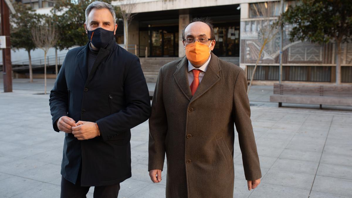 Borja González junto a Alfonso Joaquín Martín Carretero en la plaza Castilla y León de Zamora.