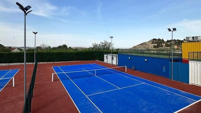 Las pistas de tenis lucen nuevo pavimento, césped, oficinas e iluminación.