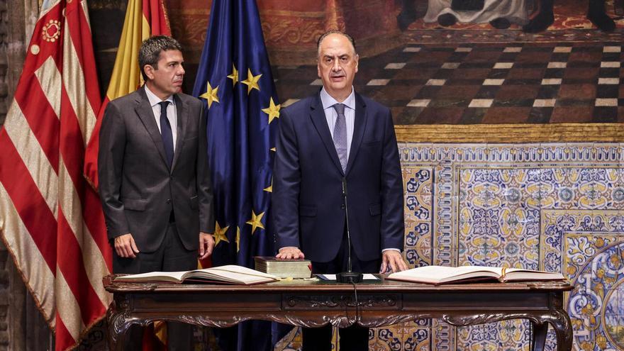 Juan Carlos Valderrama jura el cargo de conseller de Emergencias en presencia de Carlos Mazón.