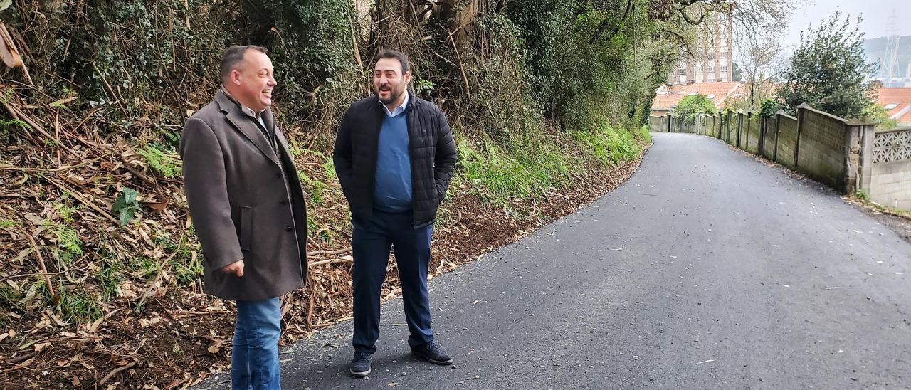 Pelayo García y Sergio Sanzo, ayer, en el Camino viejo de Pravia.