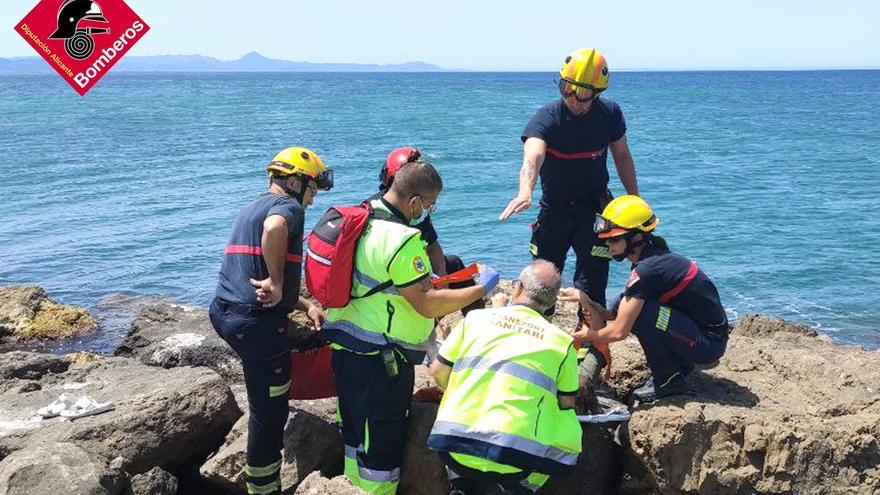 Rescatan a una mujer que sufrió una caída en las rocas del puerto de Dénia