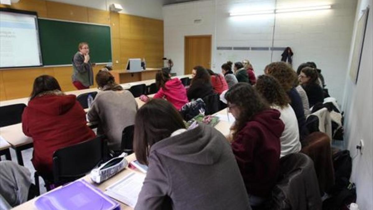 Clase en la facultad de Ciencias de la Educación de la Universitat Autònoma.