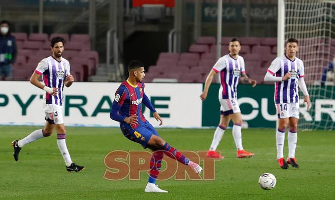 Ronald Araujo en el partido de LaLiga entre el FC Barcelona y el Valladolid disputado en el Camp Nou.