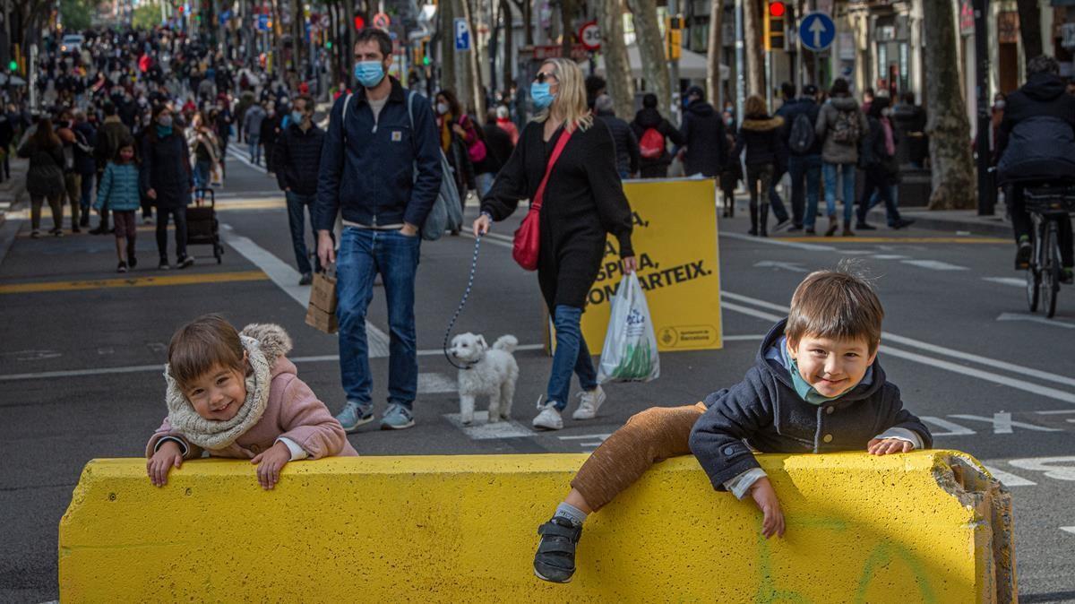 Barcelona 05 12 2020 SOCIEDAD   La peatonalizacion de Gran de Gracia y Creu Coberta  que lo peta  PEATONALIZACION DE LA CALLE CREU COBERTA  NINOS disfrutando de este espacio ganado al coche   TENGO PERMISO MATERNO Y PATERNO  AUTOR  Manu Mitru