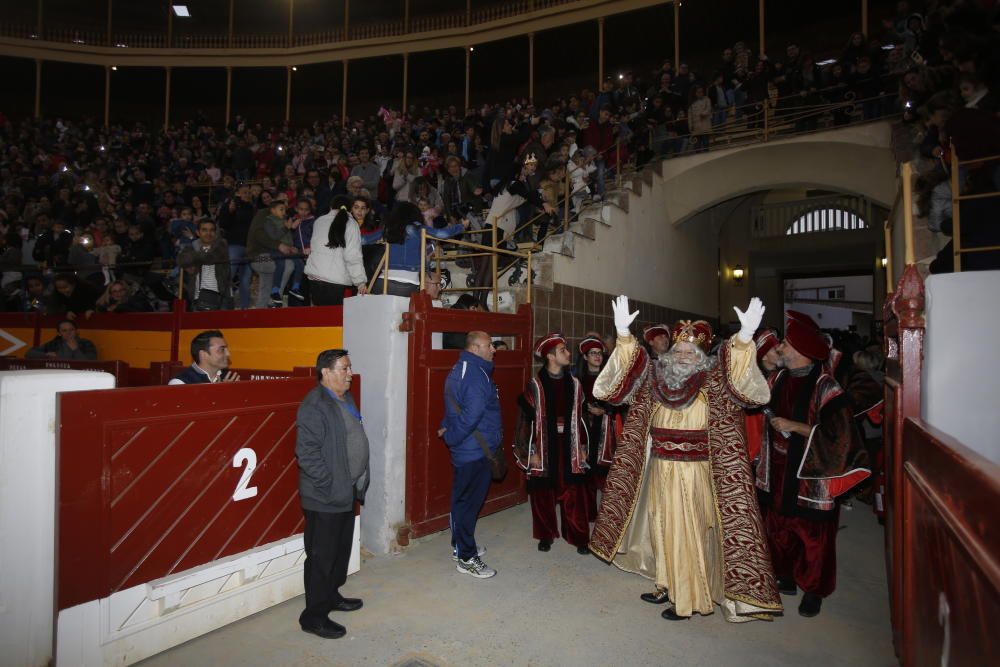 Los Reyes Magos llegan a la Plaza de Toros de Alicante.