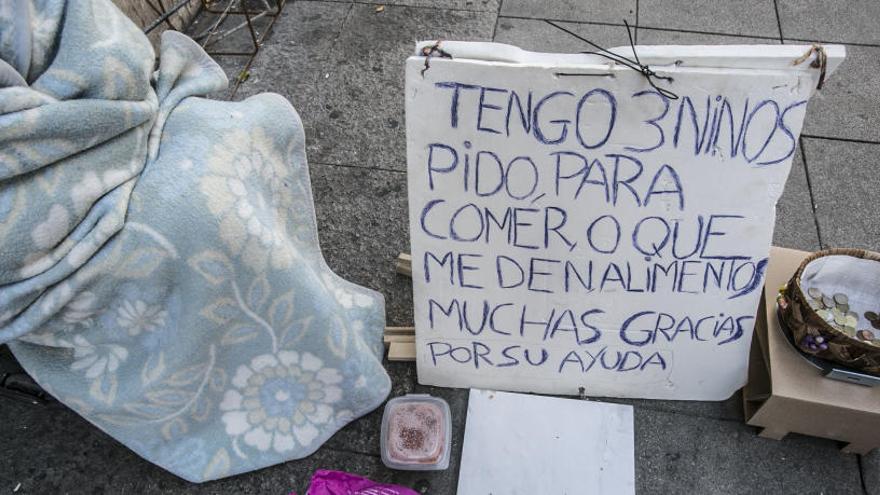 Imagen de archivo de un indigente pidiendo en las calles