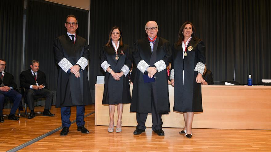 Manuel Mata, decano del ICACS; Ángela Coquillat, presidenta del CVCA; Antonio Esteban, el homenajeado, y Auxiliadora Borja, decana del ICAV.