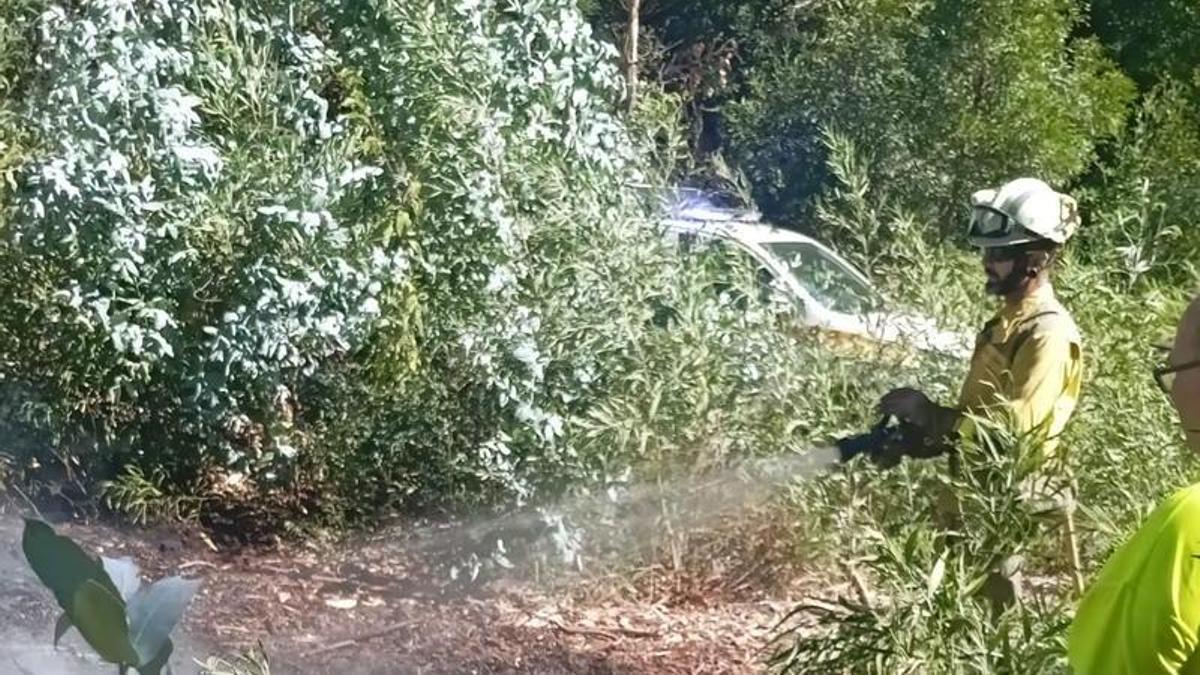Un momento de las tareas de extinción del incendio en Beluso.