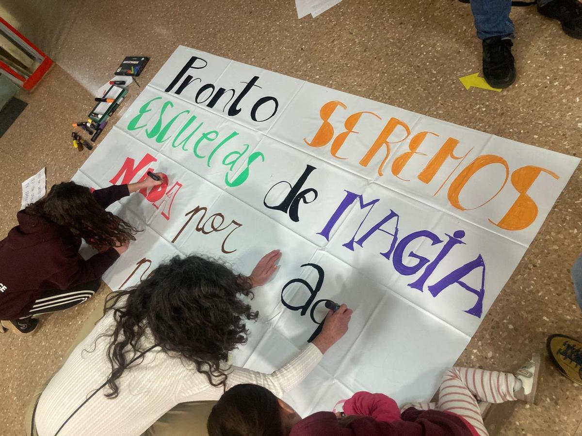 Alumnos del IES Pignatelli de Zaragoza en el encierro de este lunes.