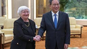 La secretaria del Tesoro de EEUU, Janet Yellen, saluda al primer ministro chino, Li Qiang, este viernes durante su encuentro en Pekín.