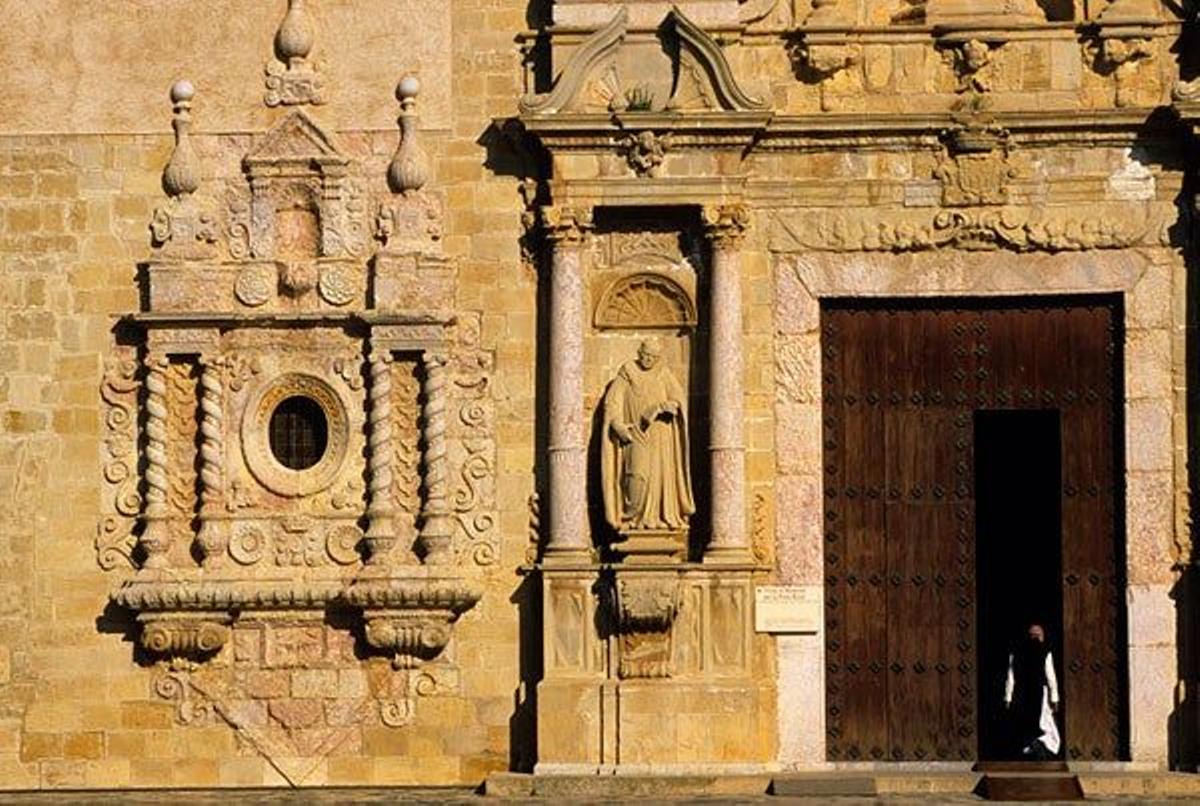 Detalle de la puerta barroca de la iglesia del monasterio del Poblet.