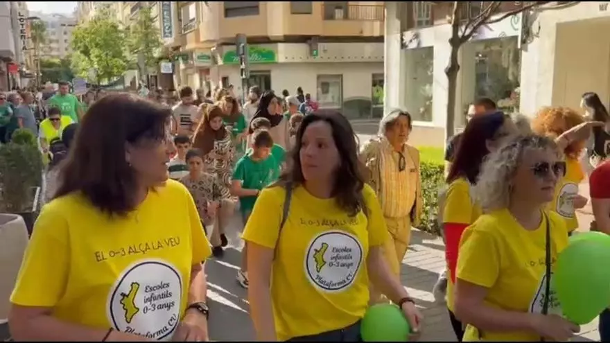 Alzira, Guadassuar y Carcaixent se unen en una multitudinaria marea por la escuela pública