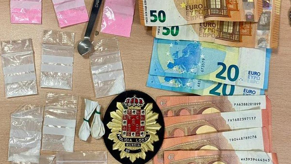 Dinero y sustancias que halló la Policía en poder de los sospechosos.