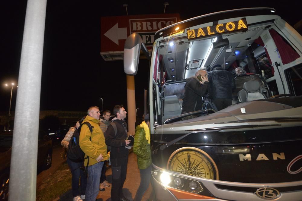 Los trabajadores de Alcoa de Asturias parten hacia Madrid a una manifestación contra el cierre de la fábrica