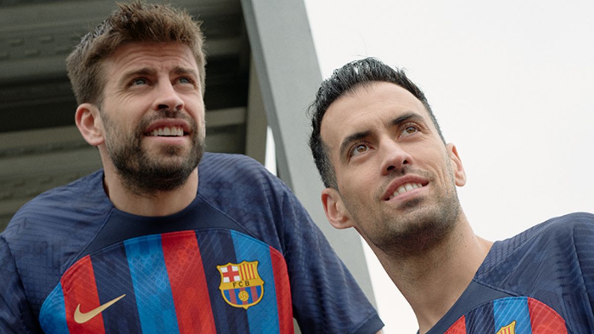 Piqué y Busquets con la nueva camiseta del Barça