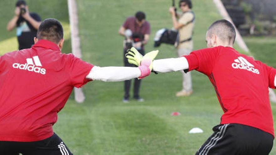Alves y Jaume, junto a Ryan, pugnan por la portería del Valencia.