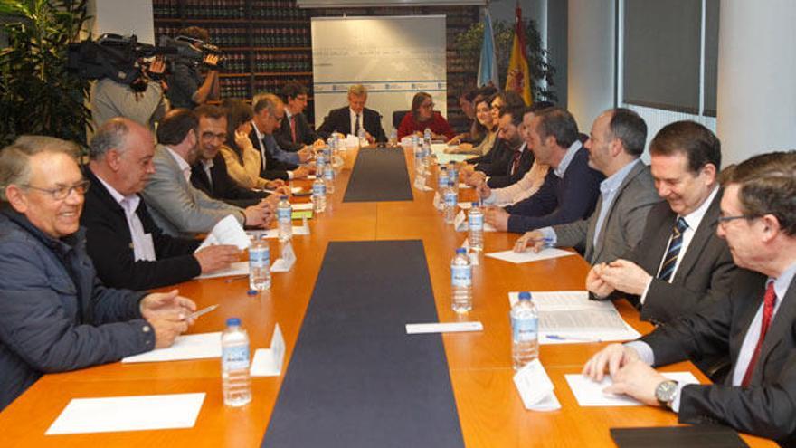 Caballero, Alfonso Rueda y los otros trece alcaldes del Área de Vigo en la reunión // JOSÉ LORES