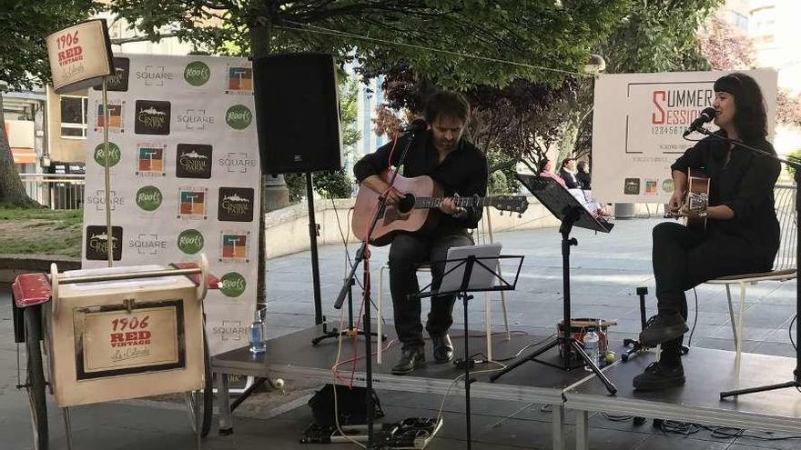 Silvia Penide y Félix Arias repasan sus canciones ajenas en la plaza de Vigo